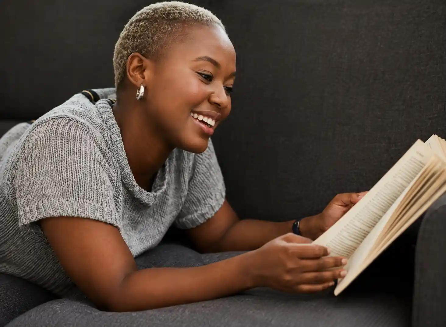 Lectrice profitant d'un ebook TRIVOIX